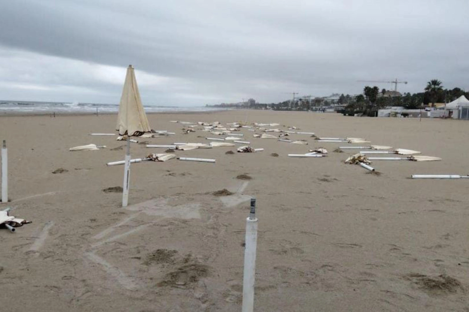 Distrutta la scritta fatta con gli ombrelloni sulla spiaggia