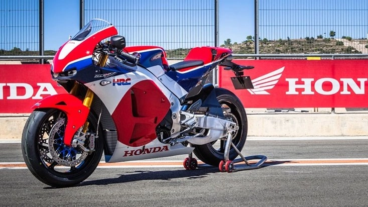La Honda RC213V-S è la versione stradale della moto  con la quale lo spagnolo Marc Marquez si è laureato  campione del mondo di MotoGp lo scorso anno