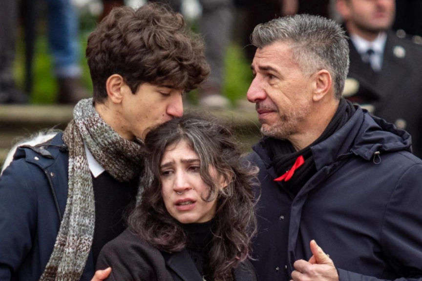 La famiglia di Giulia distrutta dal dolore: papà Gino con i figli Elena e Davide