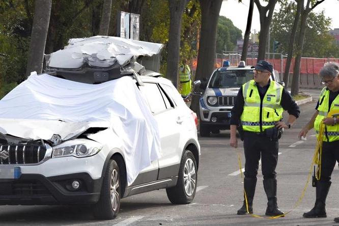 I rilievi della polizia locale in via Euterpe dopo la tragedia (foto Migliorini)