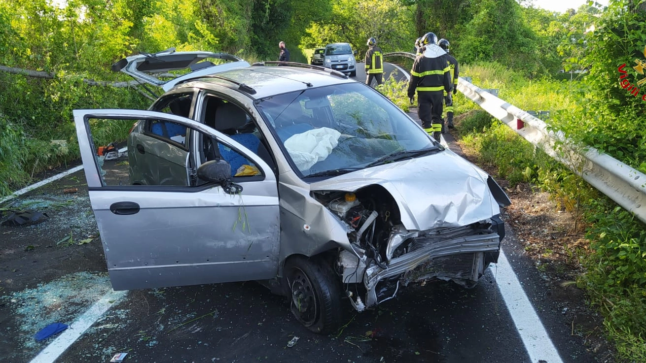 Incidente a Macerata, distrutta l'auto della donna