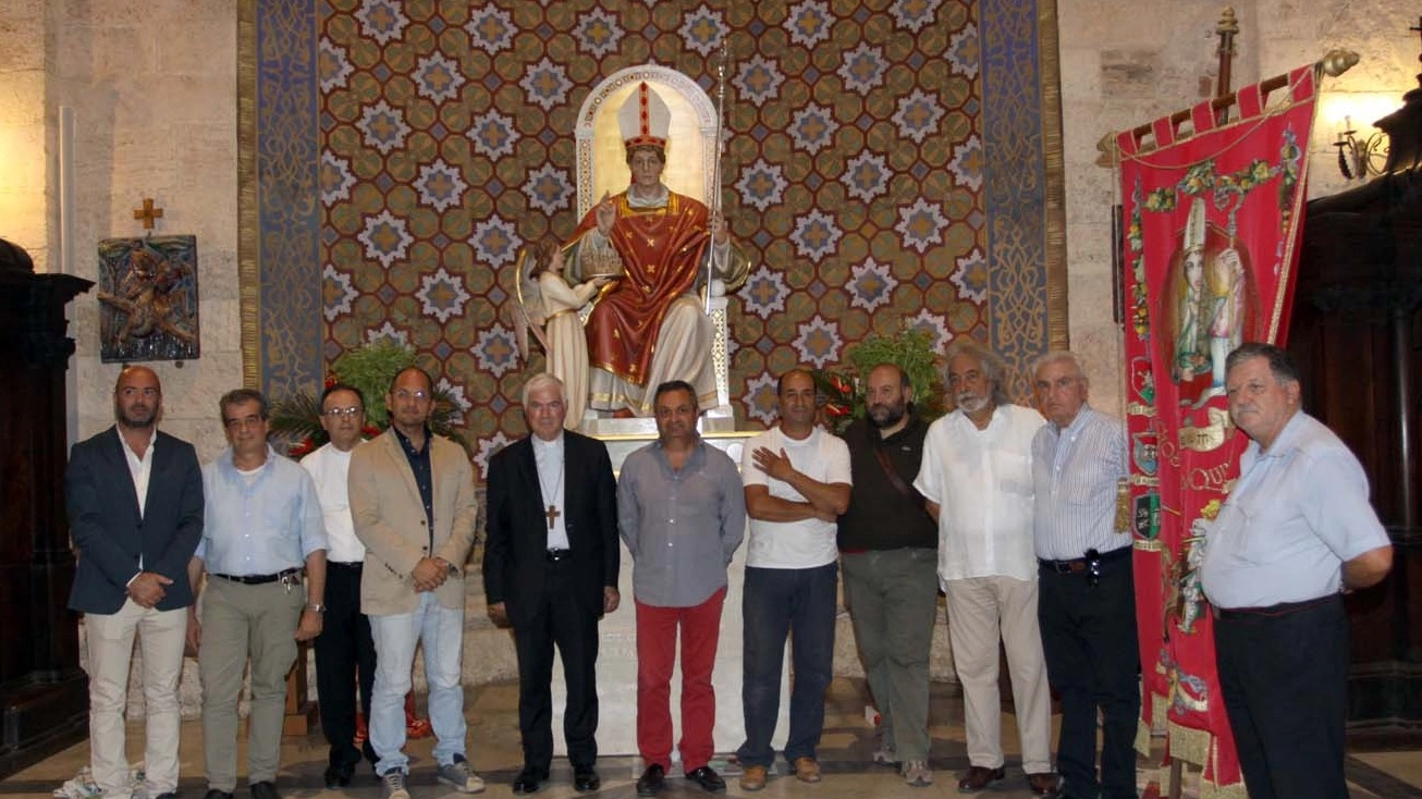 Vescovo e amministratori sotto la nuova statua  di Sant’Emidio (foto La Bolognese)