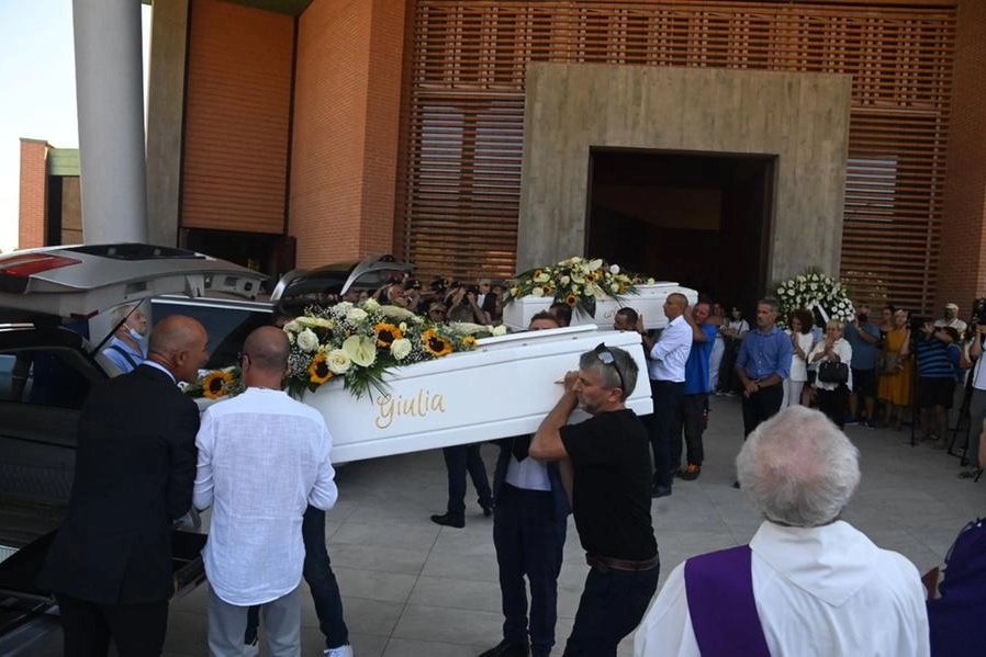 Il funerale di Giulia e Alessia Pisanu a Castenaso (FotoSchicchi)