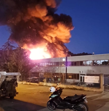 Incendio Ascoli, boato all’alba: deposito di monopattini a fuoco. La conta dei danni