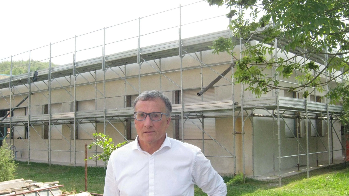 Il sindaco di Sogliano Quintino Sabattini, davanti alla scuola che ospita bimbi di Gualdo