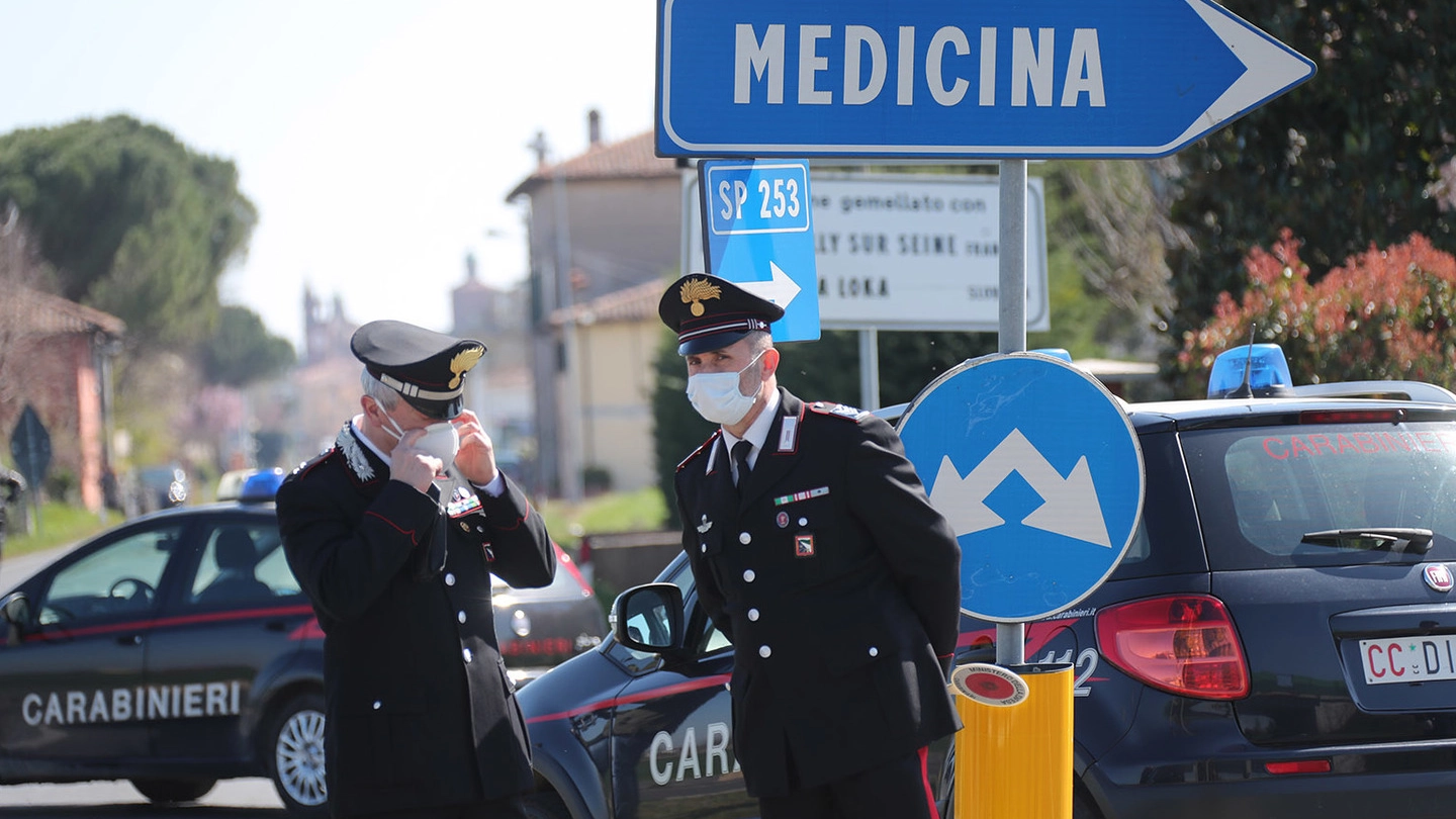Carabinieri e militari presidiano i varchi di accesso a Medicina