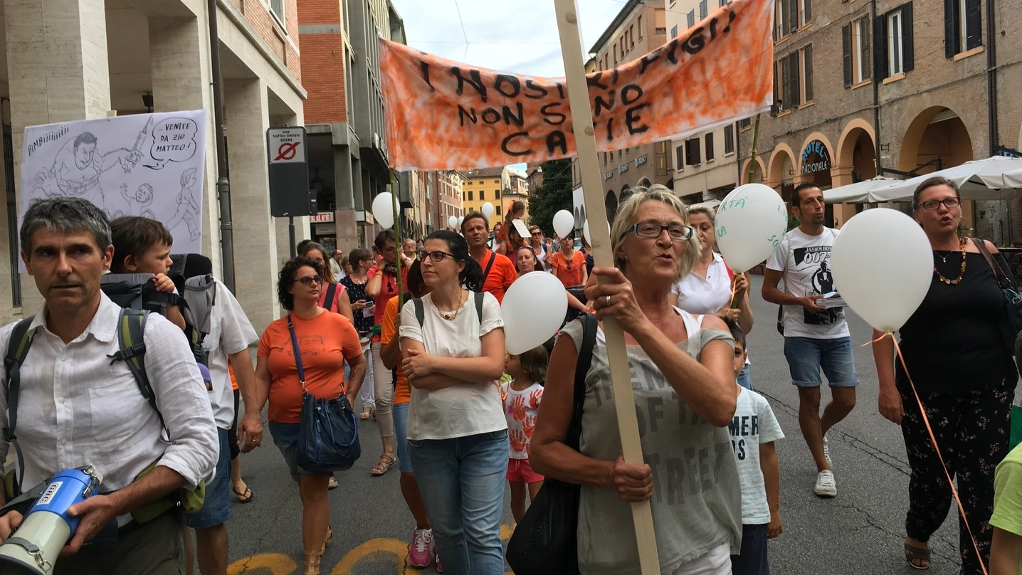 Un momento del corteo dei ‘free vax’  in Porta Reno: la manifestazione si è conclusa in Castello