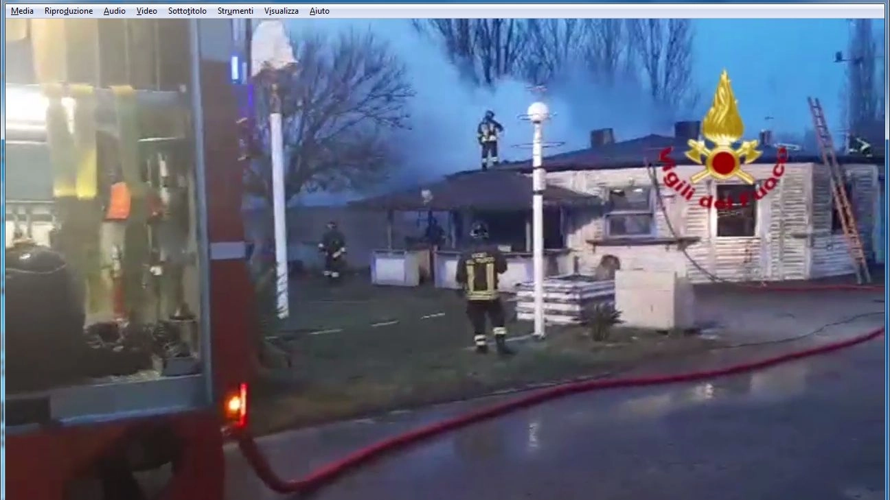 Un frame dal video dell'intervento dei pompieri