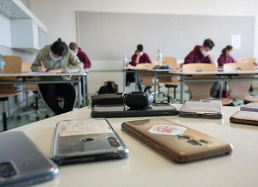 Bologna: stop ai cellulari in classe, il fronte s’allarga