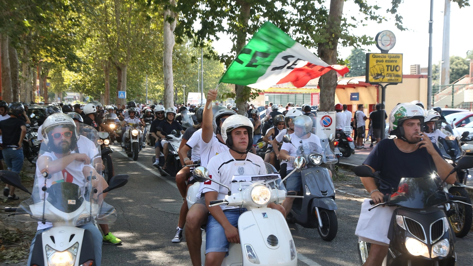 I tifosi del Cesena in scooter verso Rimini per la partita di Coppa Italia (Ravaglia)