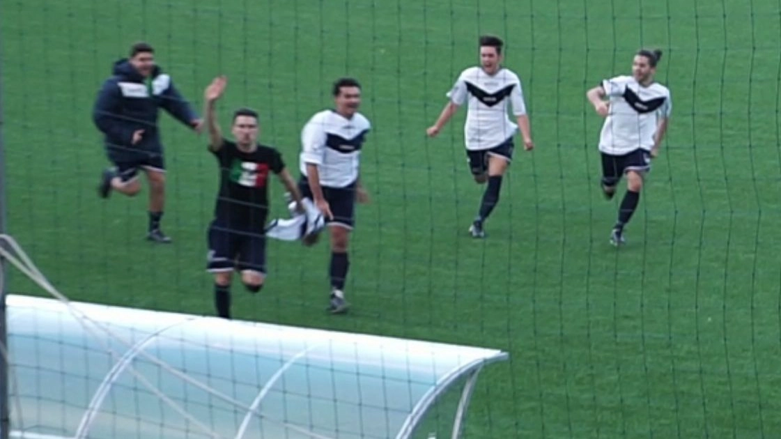 Marzabotto, un giocatore del 65 Futa fa il saluto romano dopo aver segnato un gol