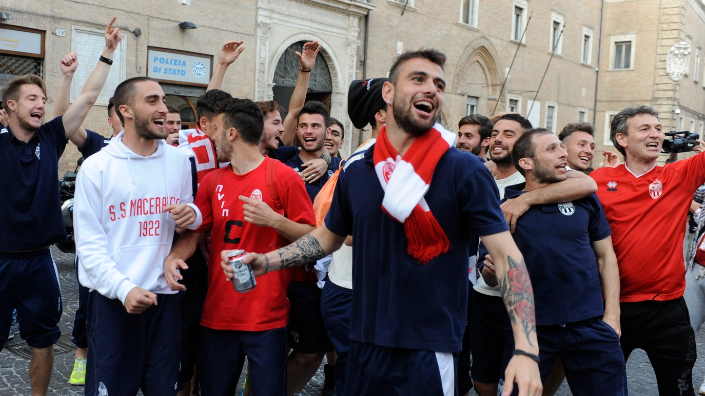 UN FIUME BIANCOROSSO La gioia immensa dei tifosi che hanno atteso l’arrivo della squadra in piazza della Libertà (foto Calavita)