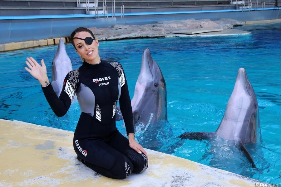 Gessica Notaro con i delfini al parco Oltremare di Riccione 