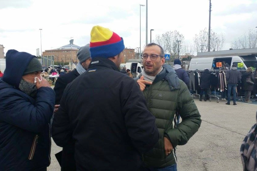 Il sindaco Matteo Ricci al mercato di Pesaro