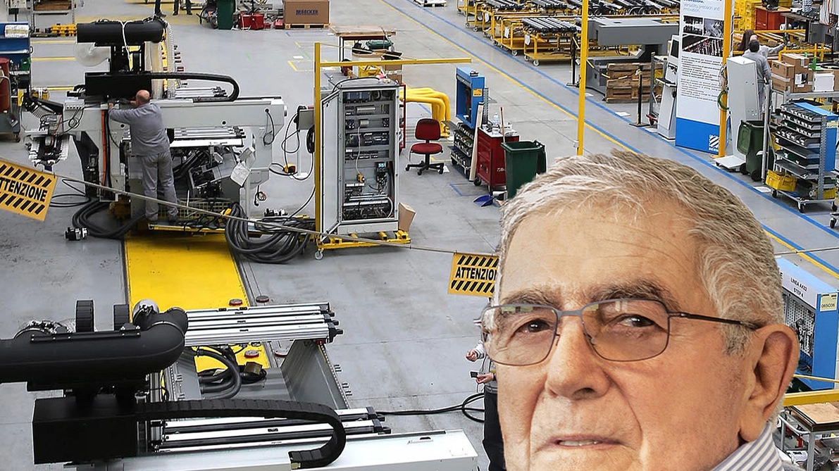 Giancarlo Selci e sullo sfondo i macchinari dell’azienda, la Biesse, da lui fondata