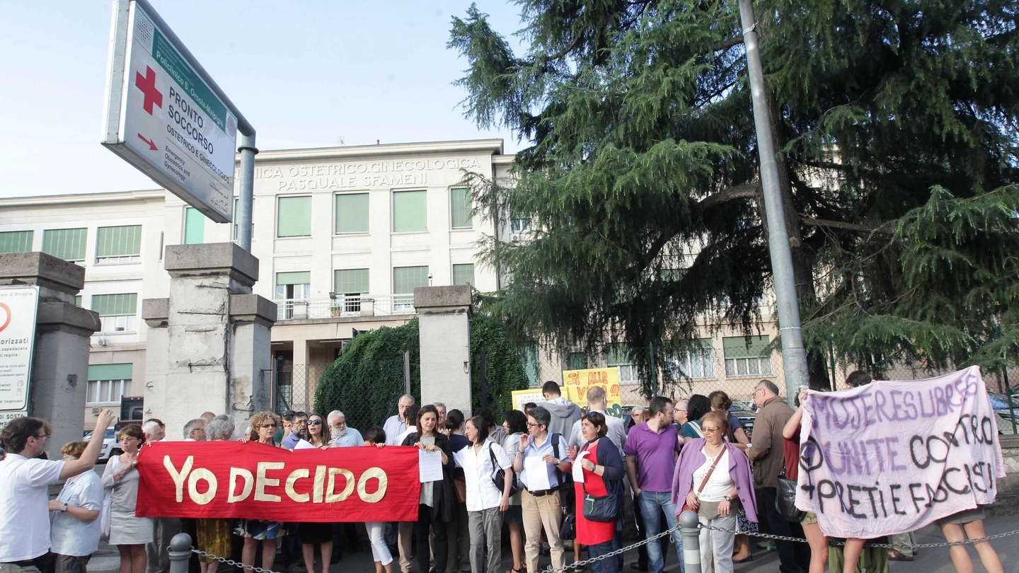 Protesta fuori dall’ospedale Sant’Orsola (foto Schicchi)