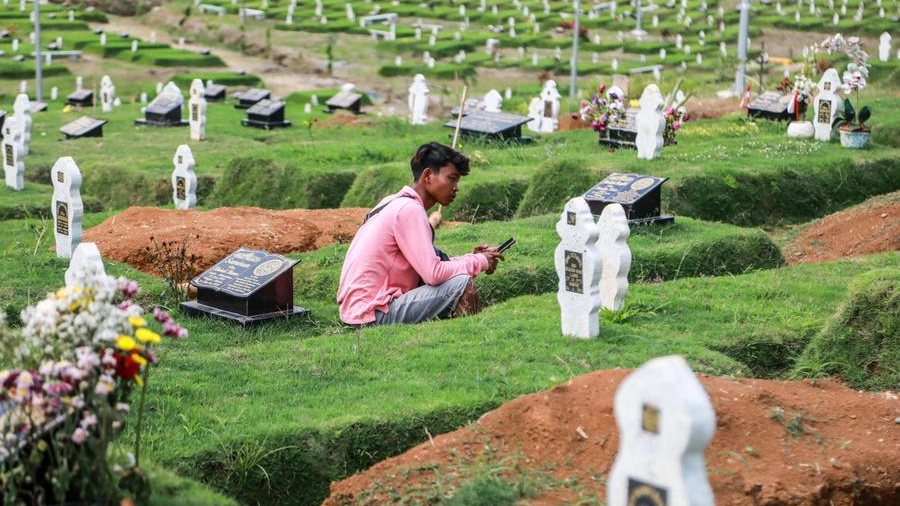 Un cimitero Covid indonesiano (Ansa)