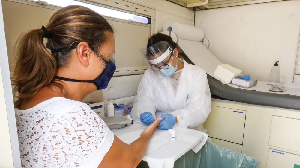 I test sierologici nel laboratorio mobile dell'Ausl (foto Petrangeli)