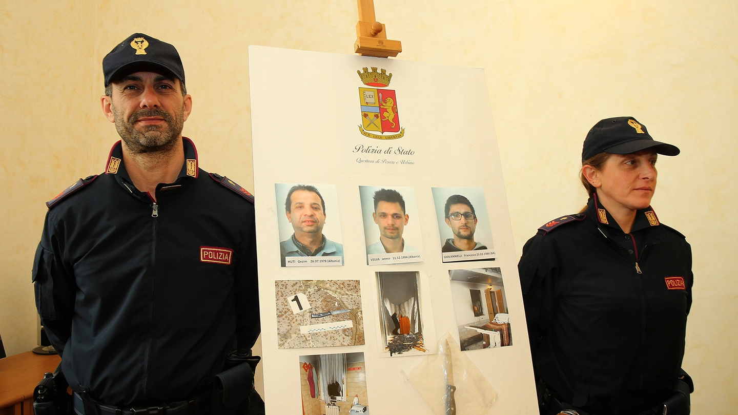 La polizia con le foto dei tre arrestati