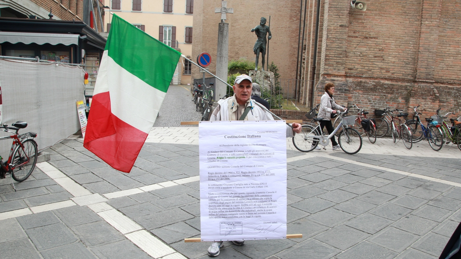 Graziano Castiglia, 60 anni, durante una delle sue numerose proteste (Foto Ravaglia)