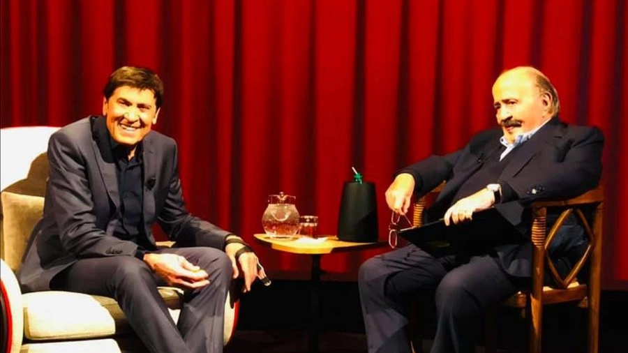 Gianni Morandi si racconta in tv parlando a Maurizio Costanzo