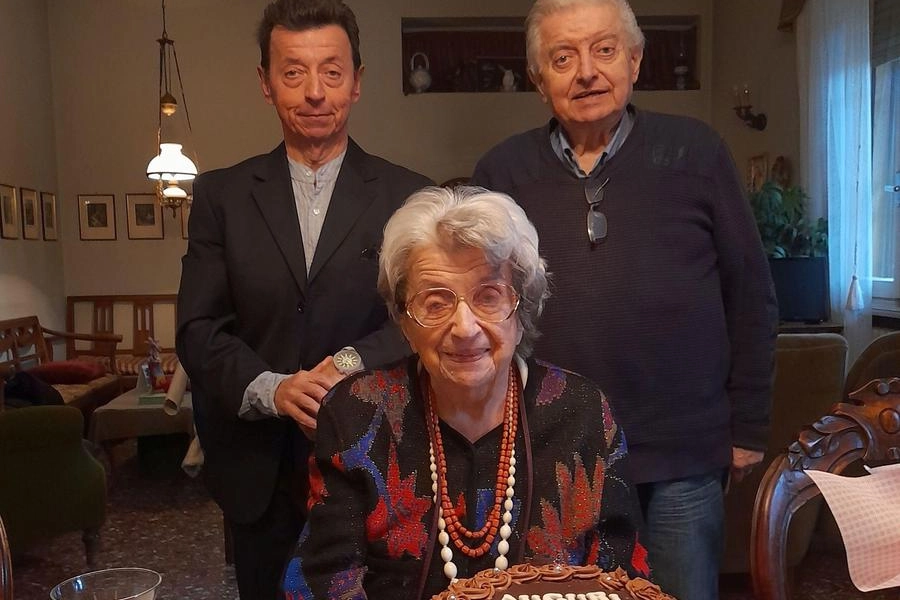 Anna Lazzarini, 107 anni, con i figli Giulio e Giovanni nel giorno del suo compleanno