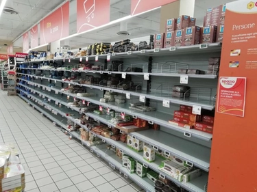 Sardegna, presi d'assalto supermercati e distributori. I motivi della psicosi