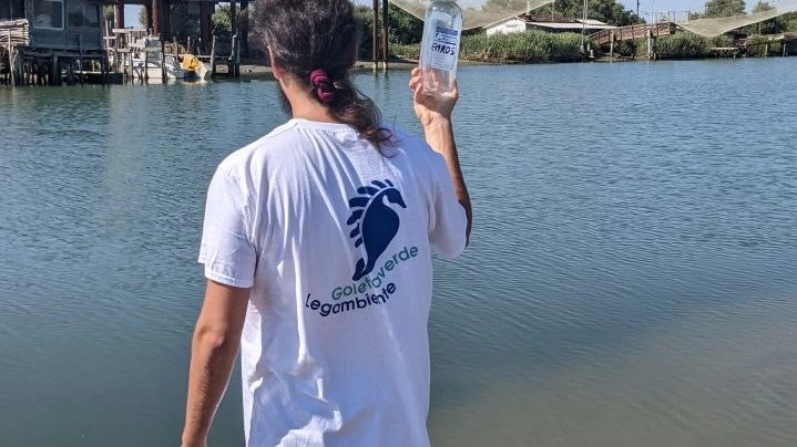 Goletta Verde, un volontario preleva un campione d'acqua