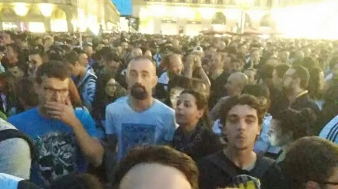 Il selfie scattato da Giacomo Prencipe insieme alla fidanzata Teresa in piazza San Carlo