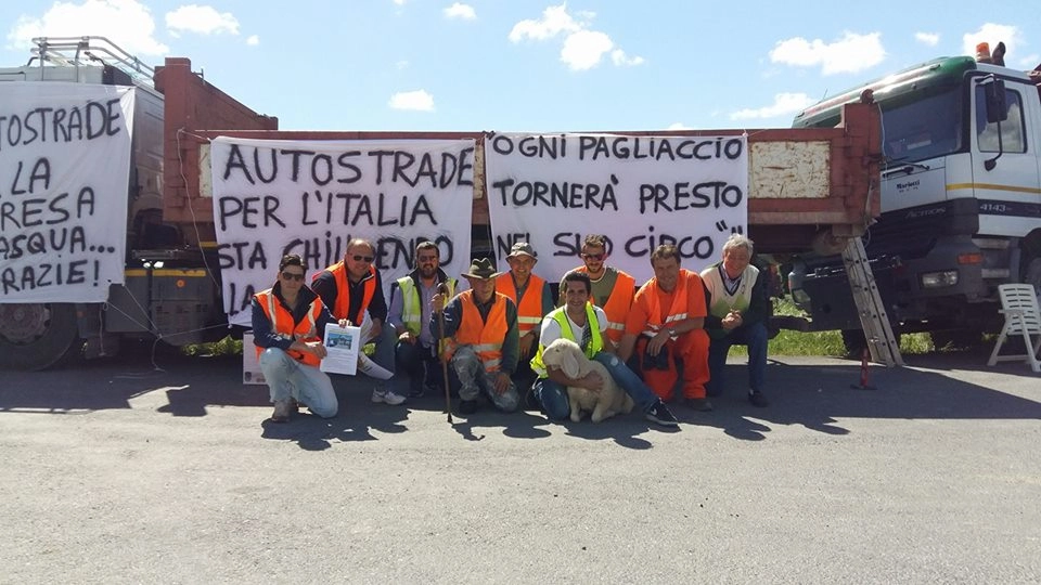 Ponte chiuso dopo il crollo in A14, maxi protesta dei lavoratori della Baldini