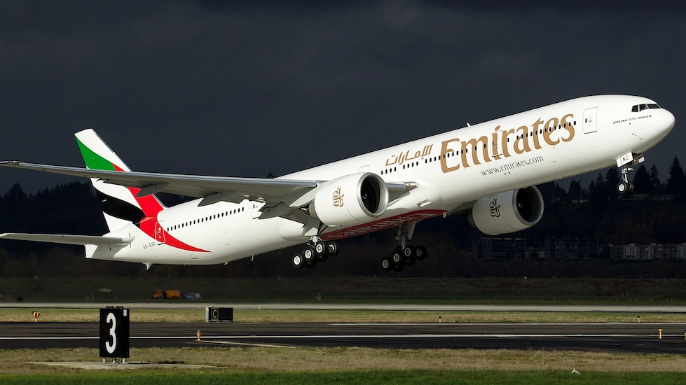 Un volo Emirates in partenza da Bologna (Foto Dire)