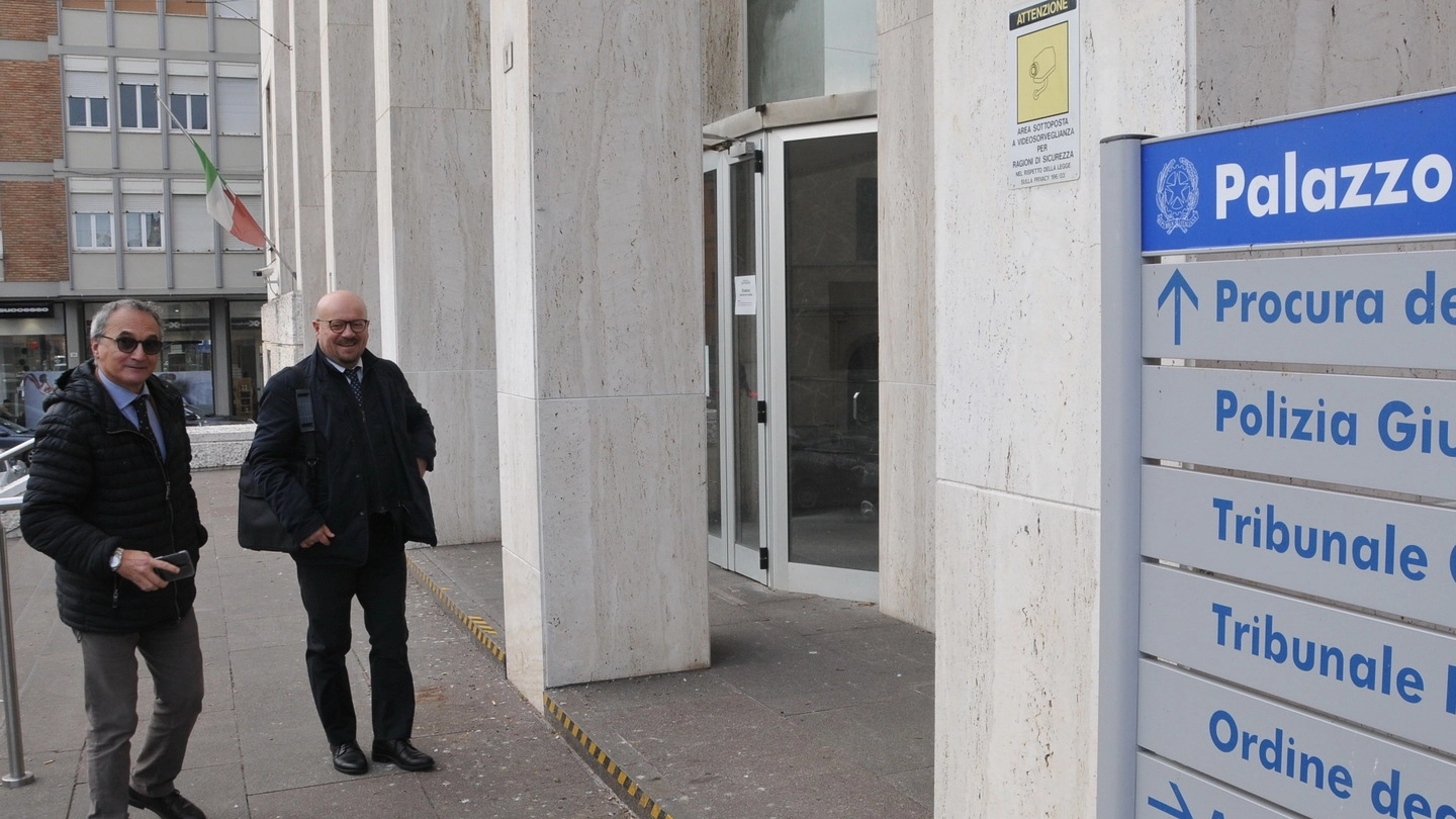 Davide Drei (a destra) entra in tribunale col suo legale, Francesco Roppo (Frasca)