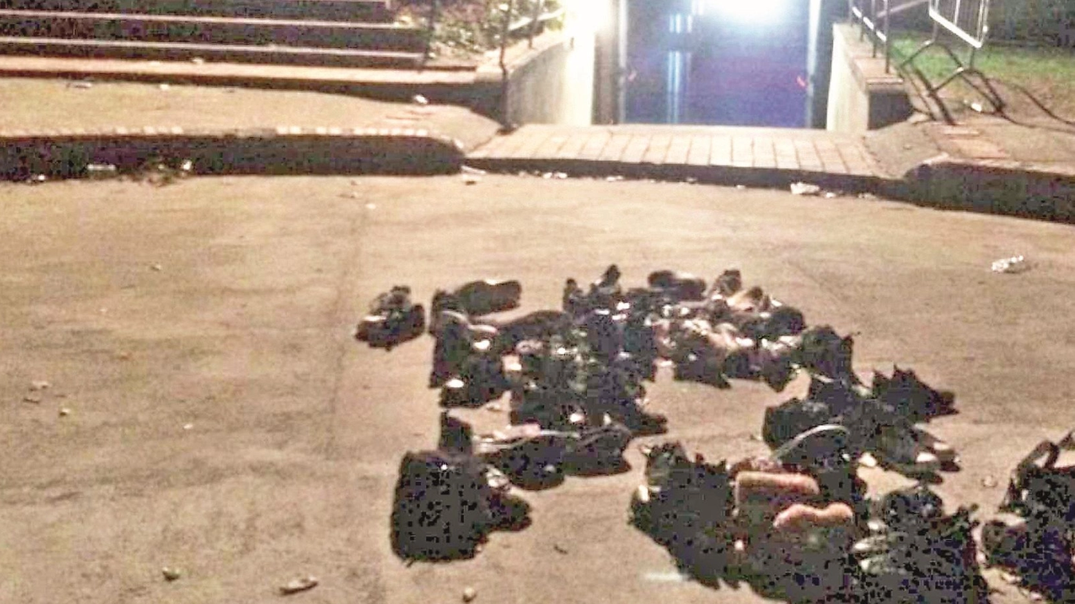 Un’immagine agghiacciante: le scarpe perse dai ragazzi nella fuga dalla discoteca
