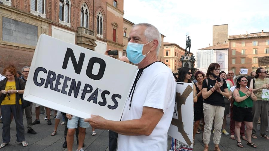 Una manifestazione No green pass in piazza a Bologna (foto Schicchi)