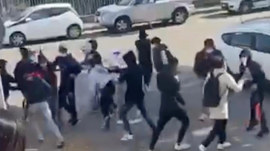 Il brutale pestaggio avvenuto fuori da una scuola di Modena e finito sul web