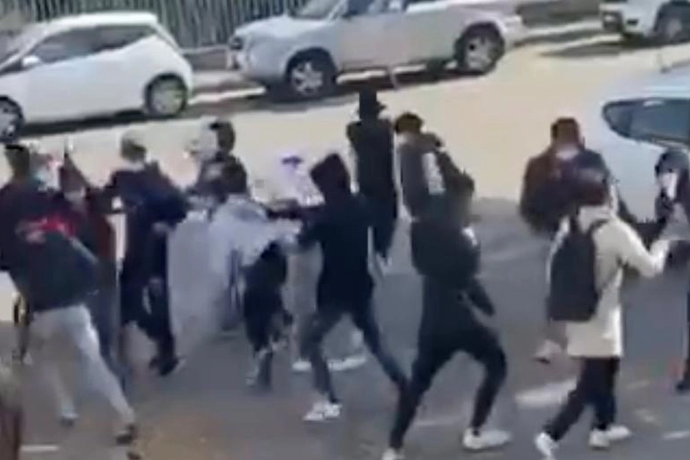 Il brutale pestaggio avvenuto fuori da una scuola di Modena e finito sul web