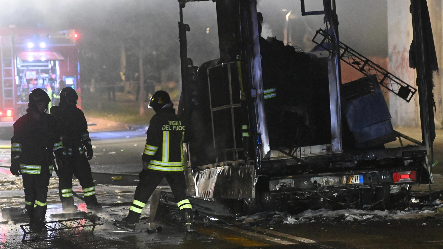 Il furgone che trasportava l’impianto audio andato a fuoco in via Ferrarese