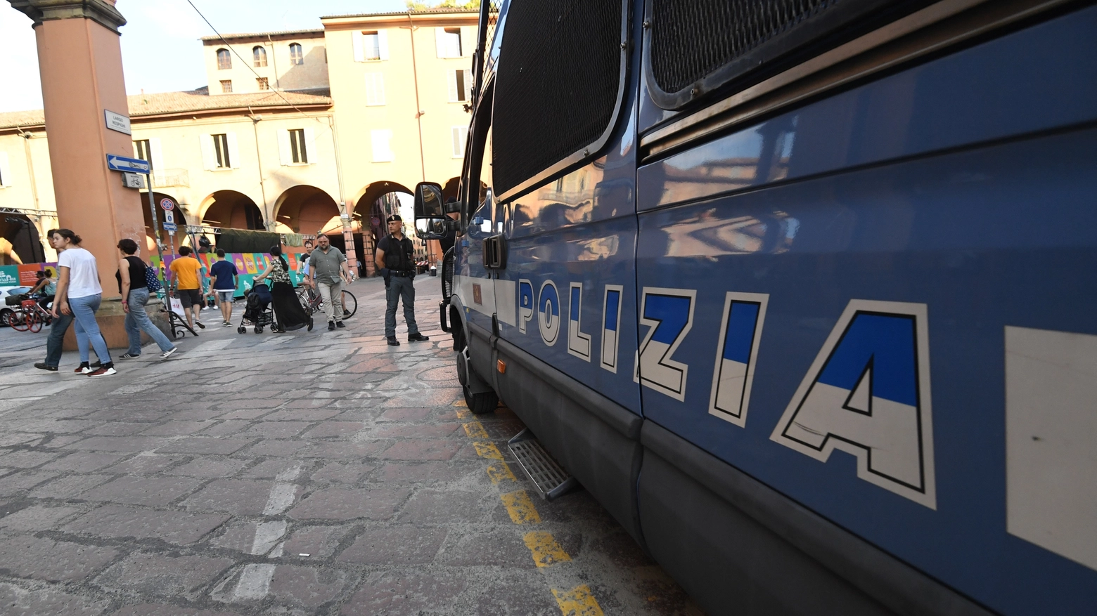 Polizia in piazza Verdi a Bologna (FotoSchicchi)