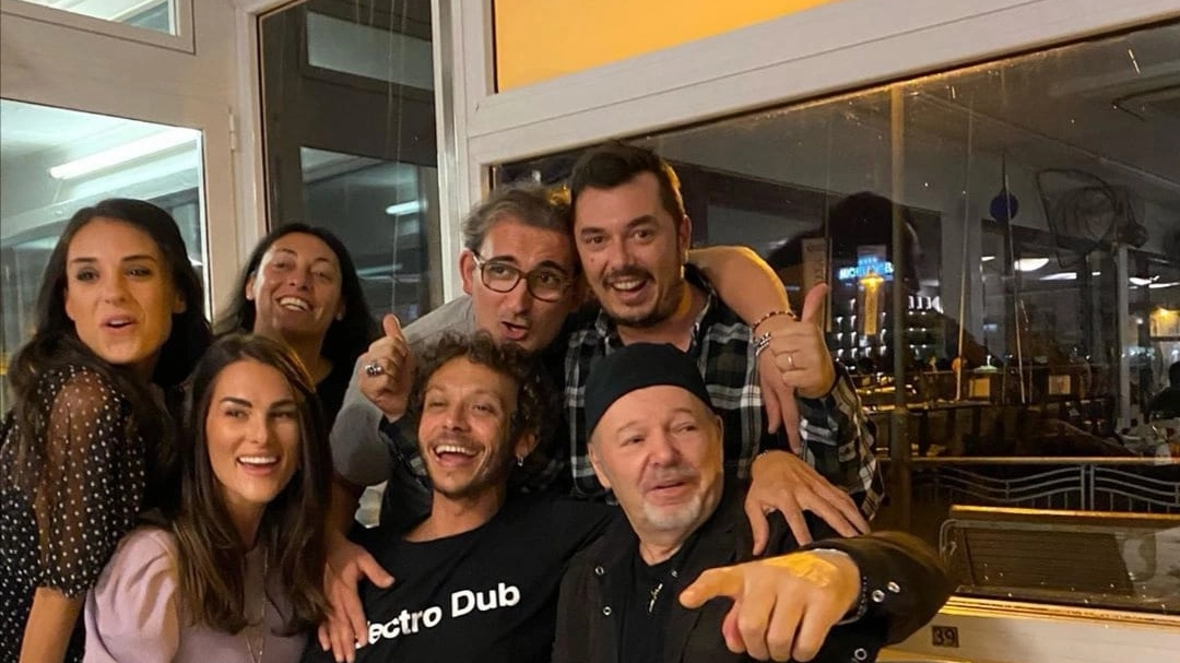 Vasco Rossi, Valentino Rossi, Francesca Sofia Novello e gli amici (Instagram)