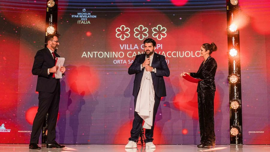 La premiazione di Antonino Cannavacciuolo con le tre stelle Michelin
