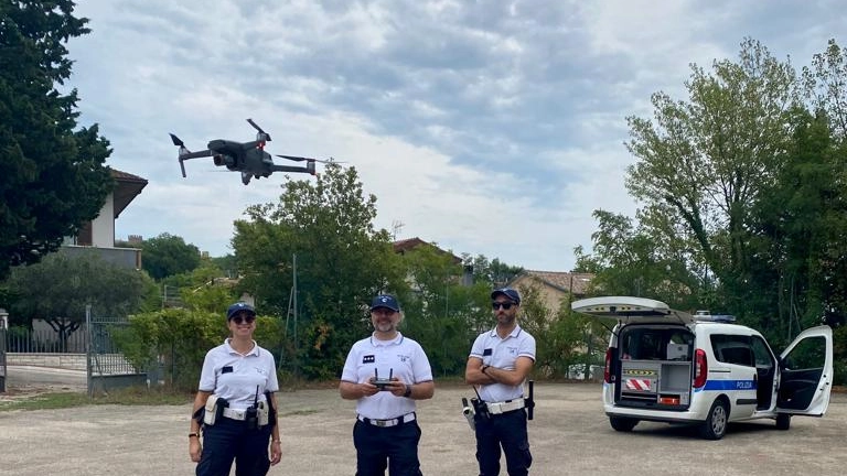 Gabicce, la polizia locale vola col drone sui malviventi