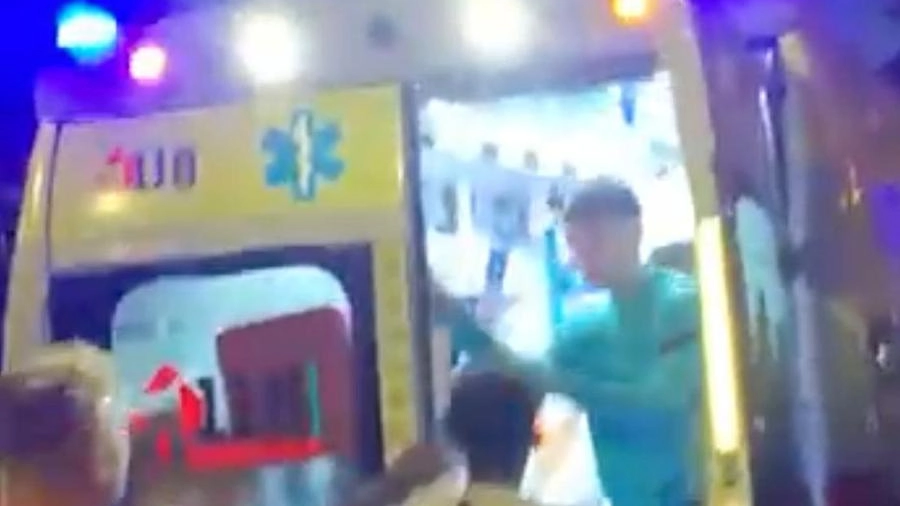 Maxi rissa e assalto all'ambulanza