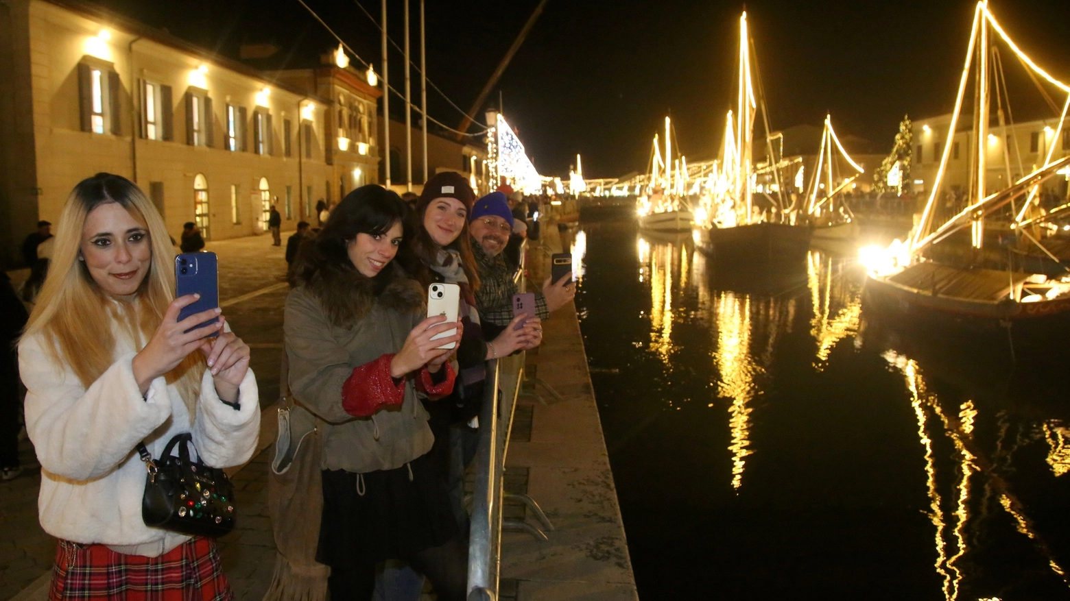 Clima di festa sul porto canale dove si è tenuta la suggestiva cerimonia. I galleggianti saranno illuminati fino al 14 gennaio