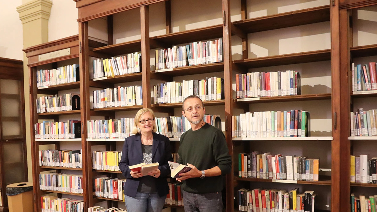 L’assessore alla Cultura, Elisabetta Marchetti, assieme al direttore della biblioteca  Gabriele Rossi.  Imola ha da poco ottenuto il prestigioso riconoscimento di ‘Città che legge’
