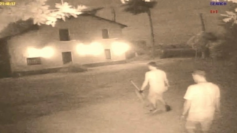 I ladri ripresi dalla telecamera di videosorveglianza: hanno agito con i guanti ma a volto scoperto