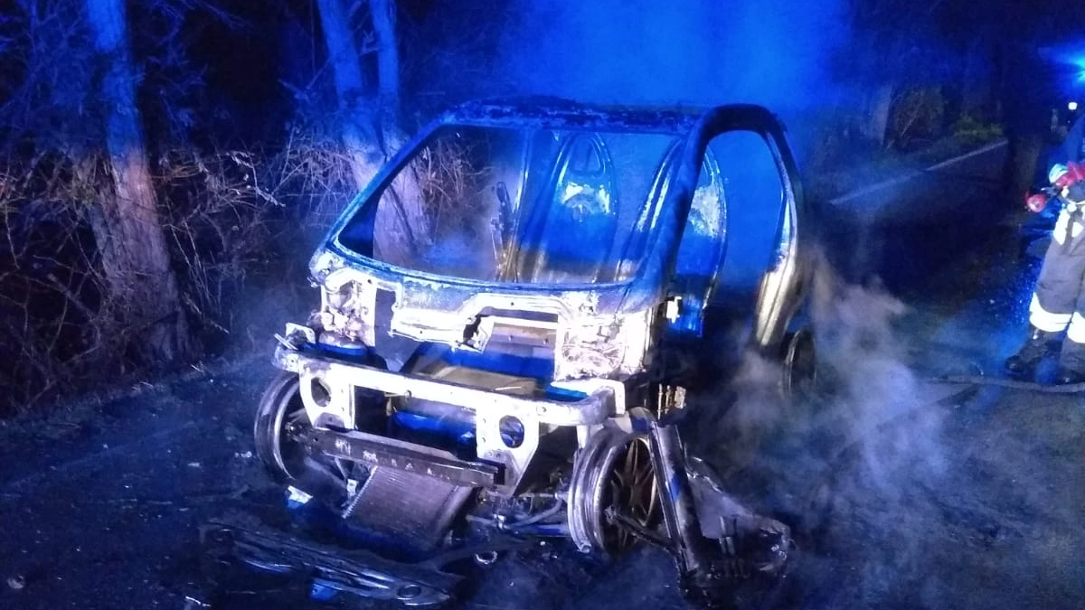 Auto completamente distrutta dalle fiamme (foto Zeppilli)