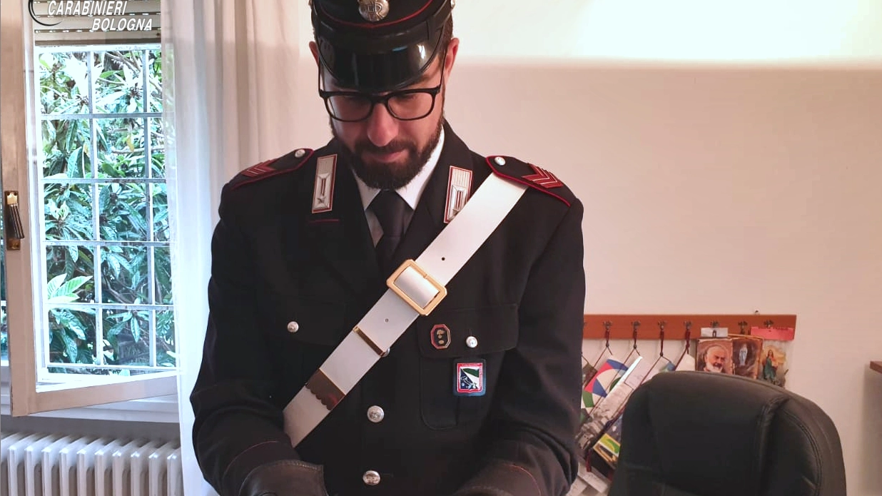 Bologna, la pistola recuperata dai carabinieri