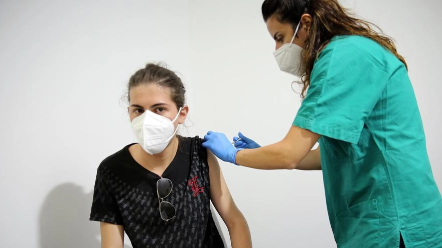 Anche per i giovani e i minorenni sta arrivando il momento di prenotare i vaccini