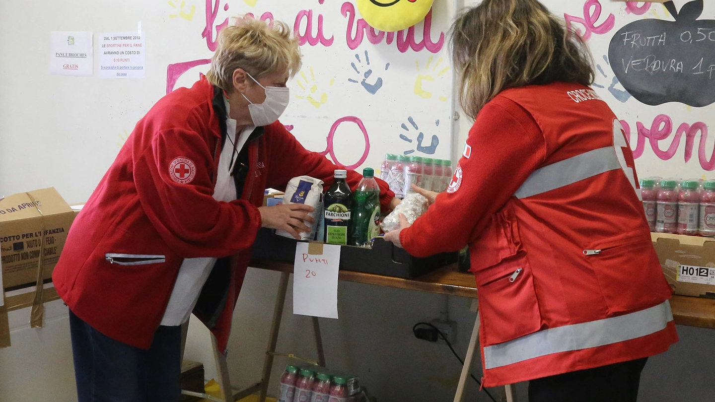 I volontari della Croce Rossa portano a domicilio cibo e medicinali 