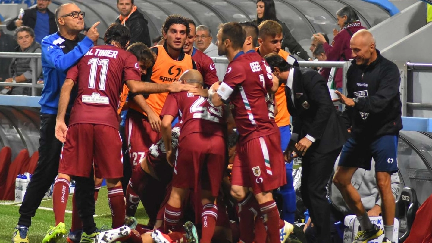 I giocatori della Reggiana festeggiano il gol-vittoria (foto Artioli)